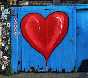 граффити на синей стене, красное сердце 