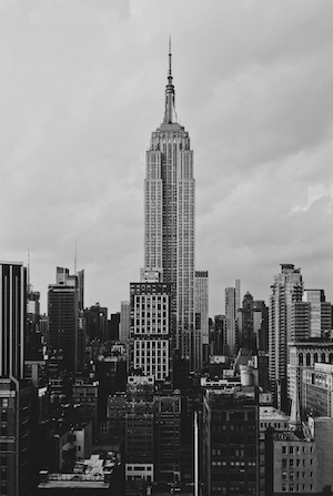 Черно-белая фотография панорамы небоскребов 