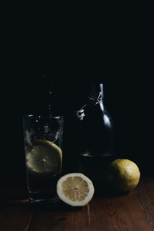 лимоны и стакан с водой 