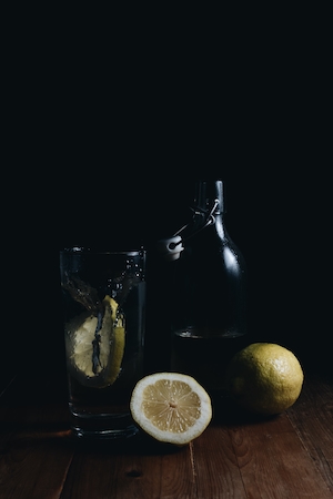 лимоны и стакан с водой 