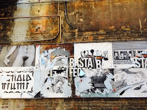 Уличная стена в Болонье, постеры, плакаты на стене 