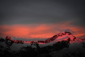 Первый свет на горе Сефтон, восход солнца над горами, силуэт гор 