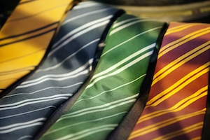 галстуки четырех разных факультетов Хогвартса 