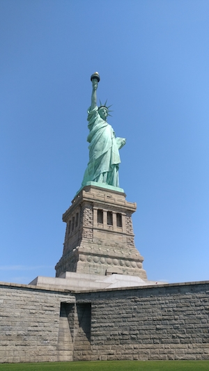 статуя свободы на фоне неба 