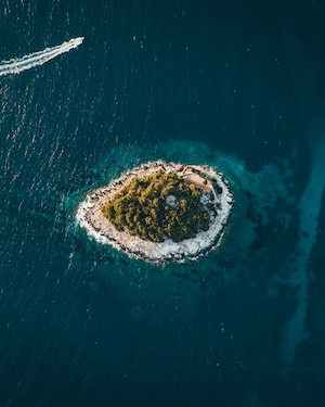 Остров в Средиземном море, фото с высоты 