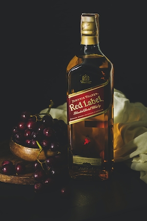 Виски Red Label, сервировка с виноградом 