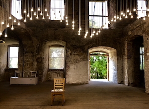 светильники внутри старого помещения 