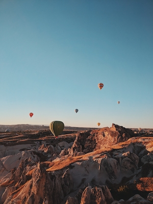 горный пейзаж, каньон днем, панорама каньона, воздушные шары в небе 