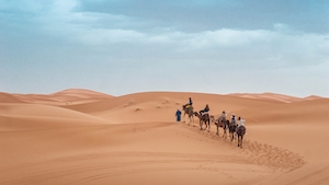 песчаная дюна, пески в пустыне, пейзаж в пустыне, караван верблюдов со всадниками
