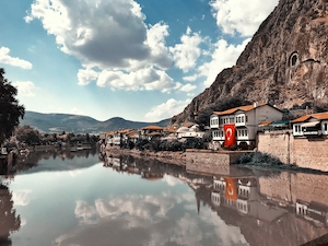 Отражение турецких домов в проливе 