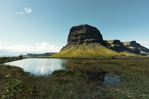 Гора Ломагнюпур ог Скейдарарсандур на южном побережье Исландии, горы днем, небо, озеро в горах