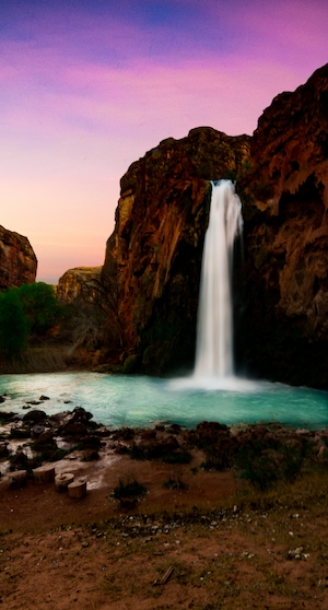 Сочетание красочного заката и водопада, водопад, отвесные скалы, бирюзовый водный бассейн