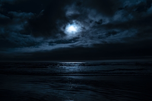 луна в облаках над морем ночью 
