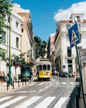 Желтый трамвай в Лиссабоне 