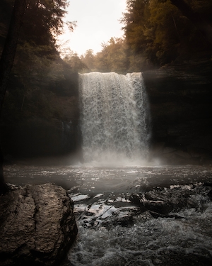 водопад во время заката 