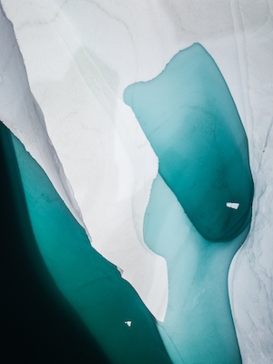 Озеро внутри и арктический айсберг
