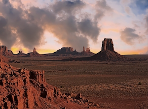 Долина монументов на закате, песчаные дюны, барханы, каньон, отвесные скалы 