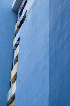 Синий фасад, современная архитектура 
