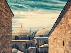 Вид на величественную Голубую мечеть через древние окна собора Святой Софии в Стамбуле, Турция.