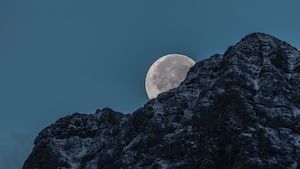 Луна зашла за Скалистые горы