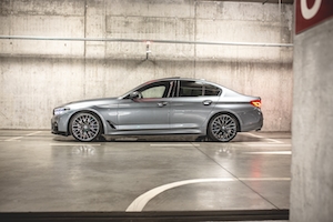 Серый BMW G30 M Sport на стоянке