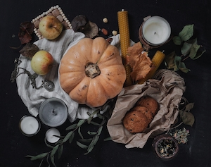 Осенний натюрморт, тыквы, яблоки и печенье 