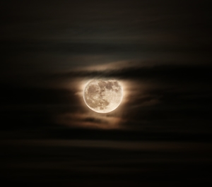 изображение луны на темном небе в окружении облаков 