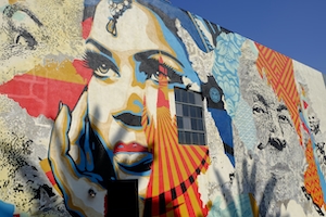 красочные граффити на стене города 