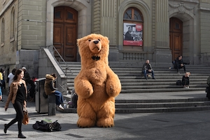большой плюшевый медведь на улице города 