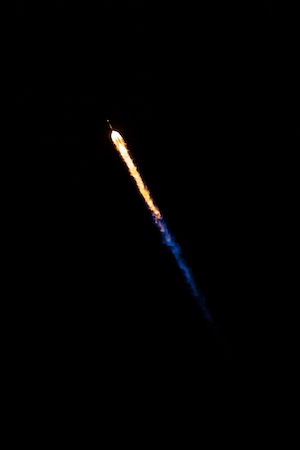 Миссия SpaceX SAOCOM 1A, ракета летит в космос на черном фоне 