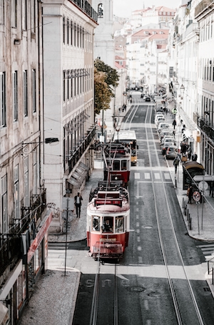 Уличная сцена Лиссабона, трамвай