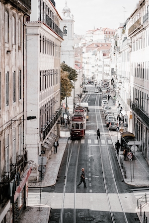 Лиссабонская улица с трамваем