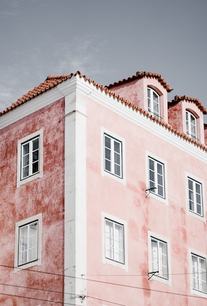 Угол розового здания в Лиссабоне