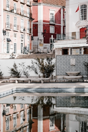 Площадь в Лиссабоне, отражение домов в воде 
