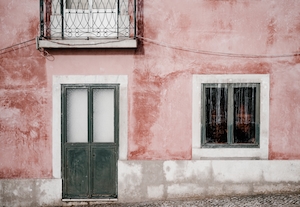 Выветренный розово-зеленый фасад, Лиссабон