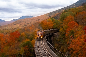 Поезд в осенних горах
