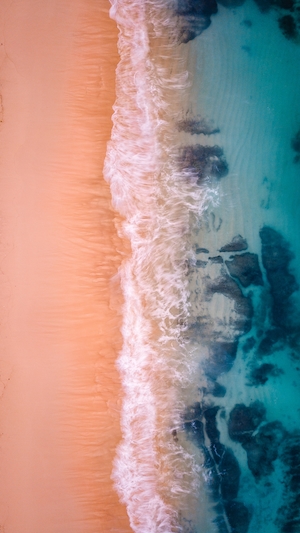 Утренние волны, фото морского побережья с песчаным пляжем с высоты 