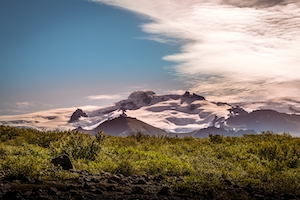 Исландия, лес, горы, облака, горный пейзаж днем 