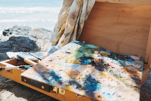 цветной холст, деревянный кейс художника 