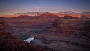красные скалы каньона, горный пейзаж, небо на закате 