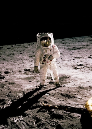 Астронавт «Аполлона-11» Базз Олдрин прогуливается по поверхности Луны