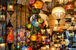 Вдоль магазинов Старого базара Стамбула расположено множество магазинов ламп, торгующих разноцветными лампами, которые можно увидеть по всей Турции и на Ближнем Востоке.