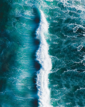 Одинокая накатывающая волна, морская волна, крупный план, кадр сверху 