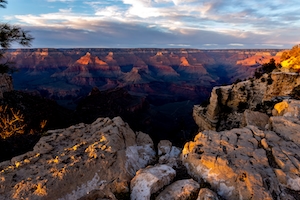 Ноябрьский закат на краю каньона, горный пейзаж, каньон, панорама каньона 