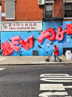 надпись New York на стене, граффити на стене 