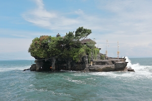 Храм Танах Лот, остров в океане