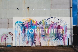 граффити на стене "вместе"