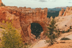 красные скалы каньона, горный пейзаж, небо, каменная арка 