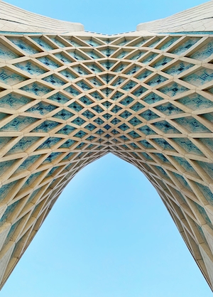 Арка башни Азади в Тегеране, вид снизу, геометрический узор 