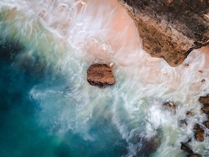 Песок и вода, бирюзовое побережье с белым песком, фото с воздуха, скалы 